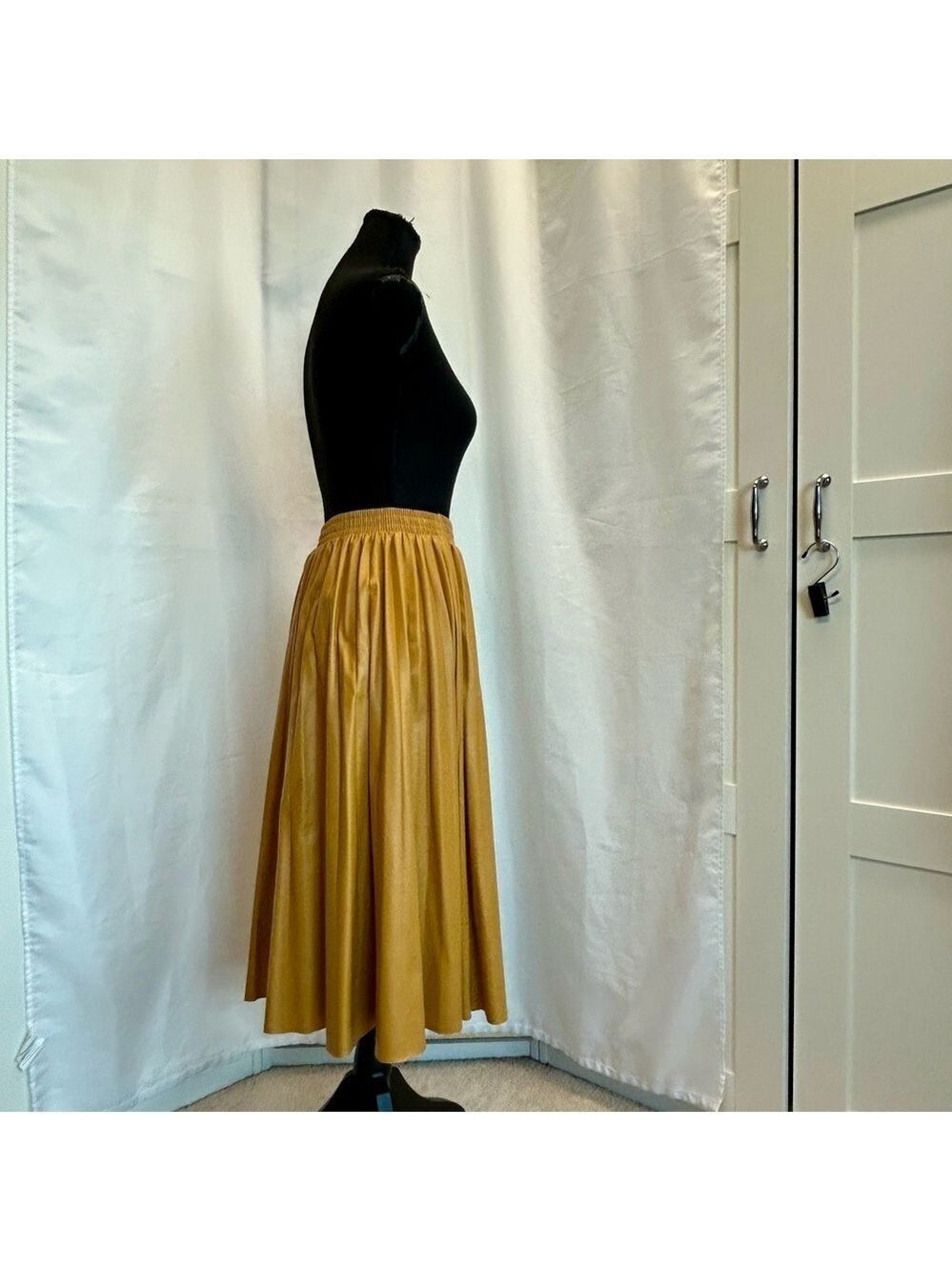 Kate Hewko mustard yellow faux leather A-line pleated midi skirt - Picture 5 of 9